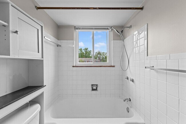 Building Photo - 723 Village Dr