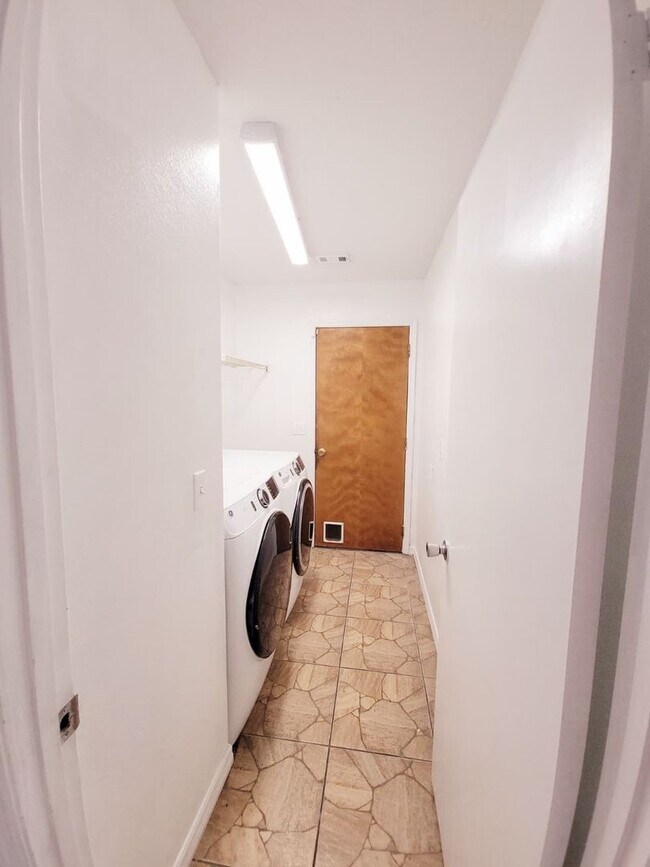 Building Photo - For Rent | Hidden Glen Community | 4 Bed, 2 Bath + Private Pool Oasis