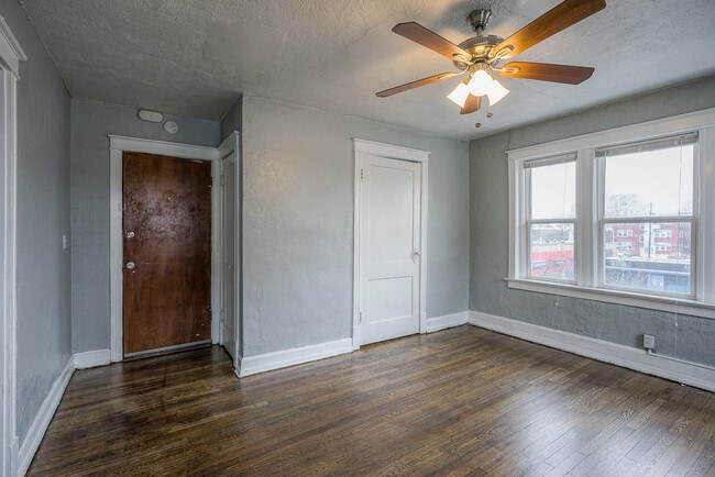 Interior Photo - 3721 Broadway