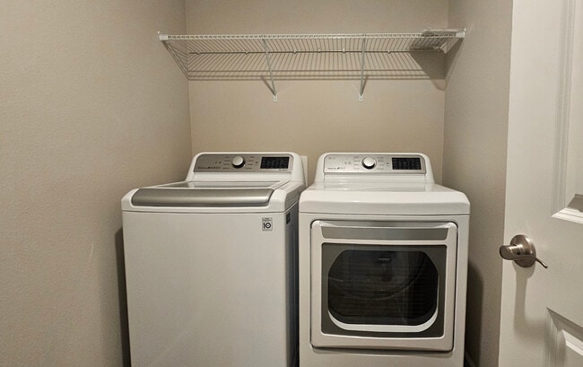 Building Photo - 640 Vickie Ln N