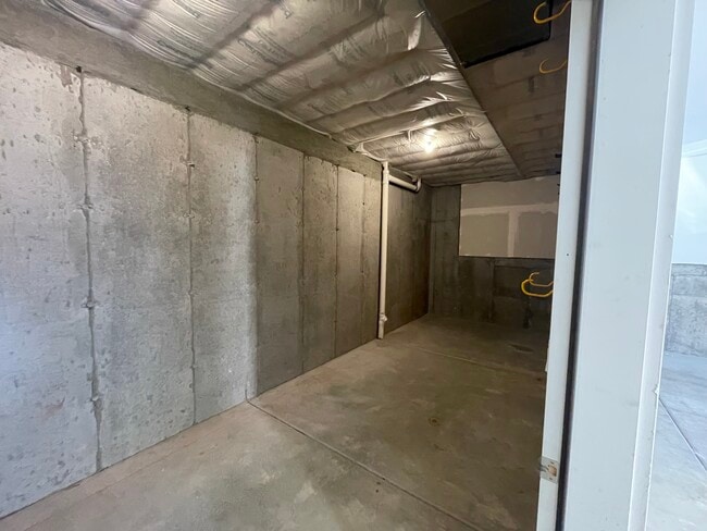 Building Photo - 865 S Aspen Wy