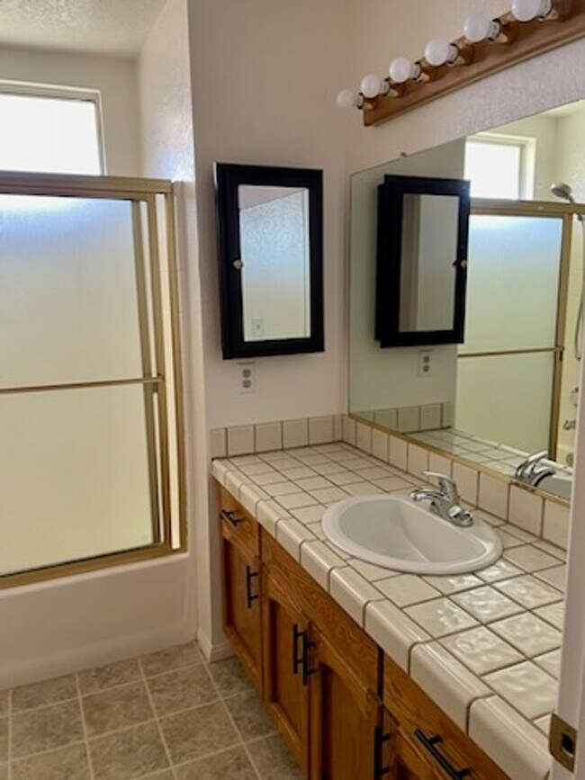 Building Photo - 3 Bedroom, 2 Bath Remodeled House in Hemet...