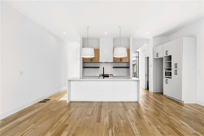 Building Photo - 816 Berne St SE