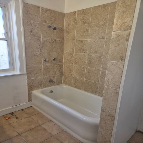 Building Photo - 6433 N Hamilton Ave