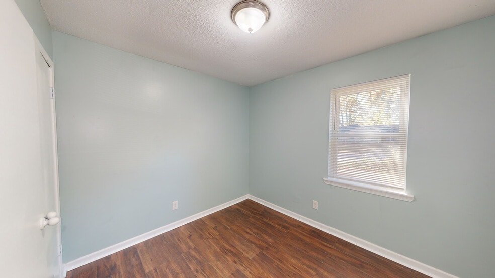 Building Photo - 3050 Briarwood Dr