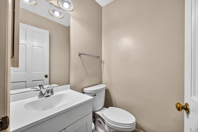 Building Photo - 850 Colony Dr