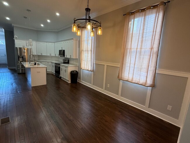 Building Photo - MOVE IN READY