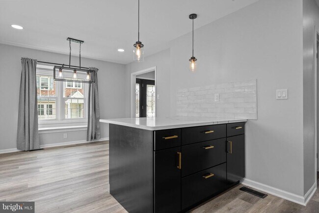 Building Photo - 548 Susan Dr