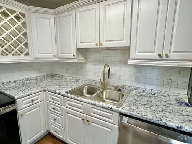 Building Photo - 2 Bedroom 2 Bath Townhome