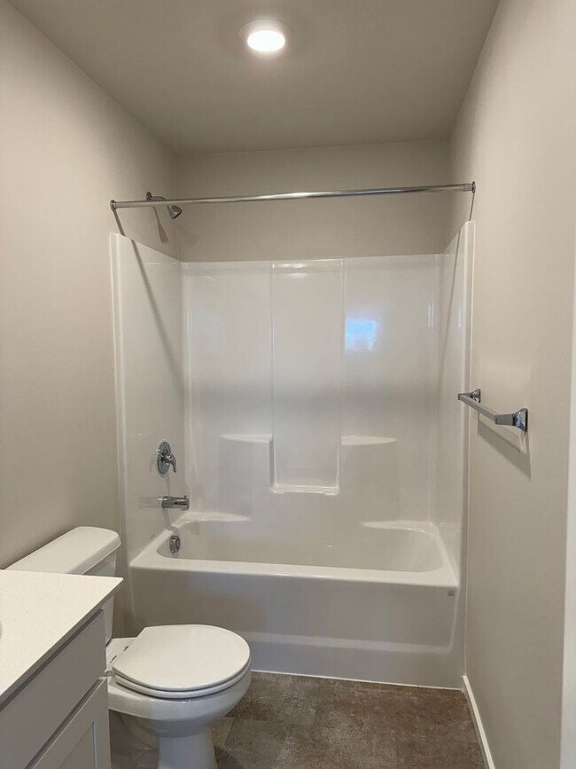 Building Photo - 4 bedroom 2.5 bathroom in Marcola Meadows!