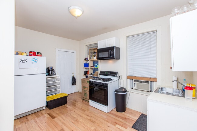 Building Photo - Wicker Park 1bed/1bath in AMAZING LOCATION! Internet & Laundry Included!