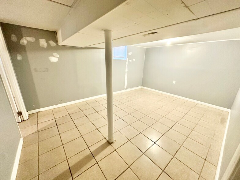 Building Photo - 308 W Almond St