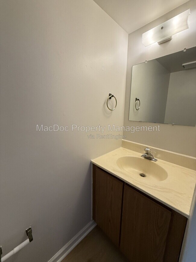 Building Photo - 5230 King's Wood Ln