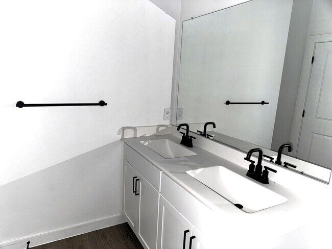 Building Photo - 8438 Bay Rdg Cir