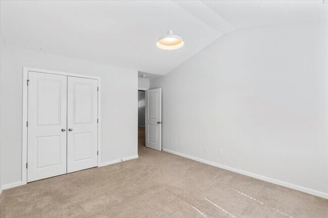 Building Photo - The Commons Stunning Townhome - 3 Bed 2.5 ...