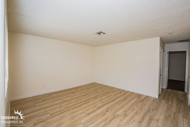 Building Photo - Renovated 2Bdm 1Ba Upstairs Apartment in Convenient Las Vegas Location - MI Special