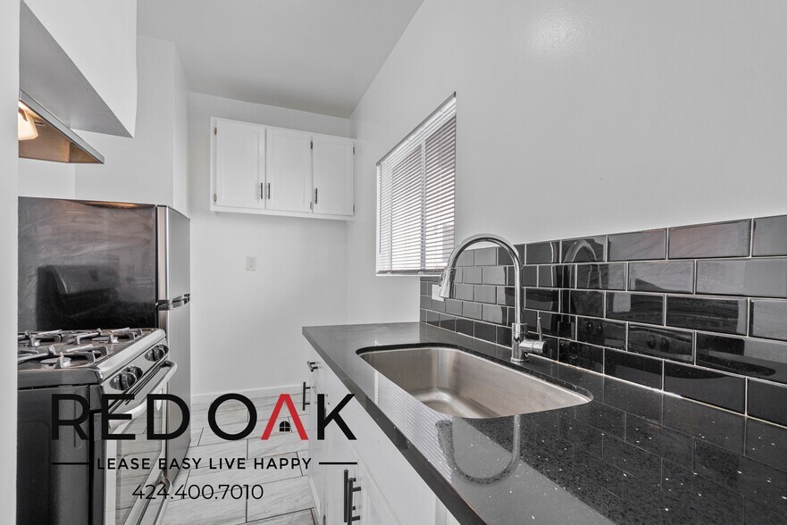 Building Photo - 250 Loma Dr