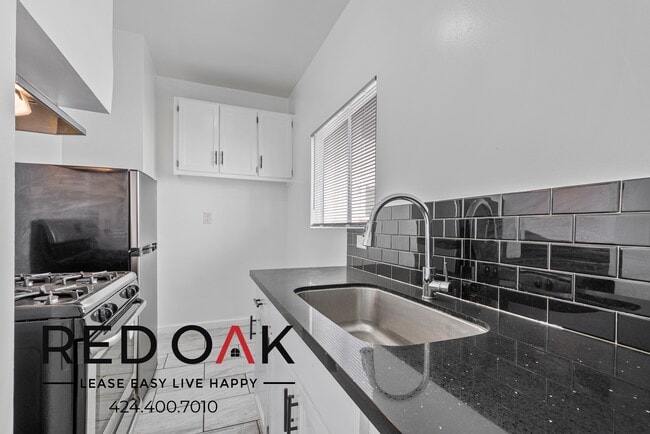 Building Photo - 250 Loma Dr