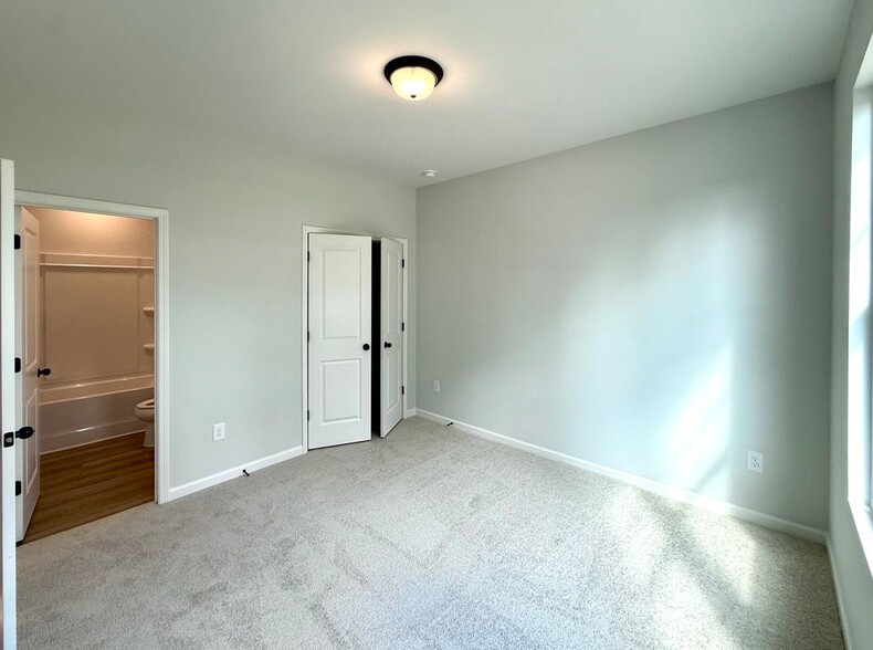 Building Photo - 1721 Jordan Brook Dr
