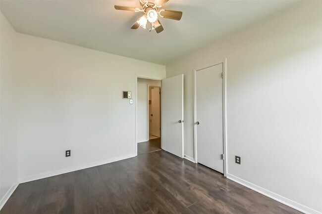 Building Photo - 1124 Helen Dr