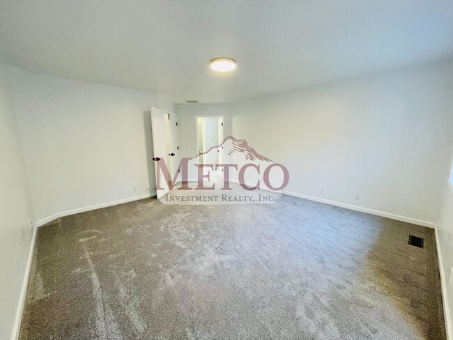 Building Photo - Beautiful 4 bedroom, 3 Bath House in Desirable Gilham Neighborhood!