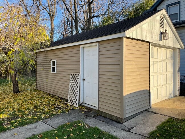 Building Photo - Lovely 4 Bedroom John Ball Park