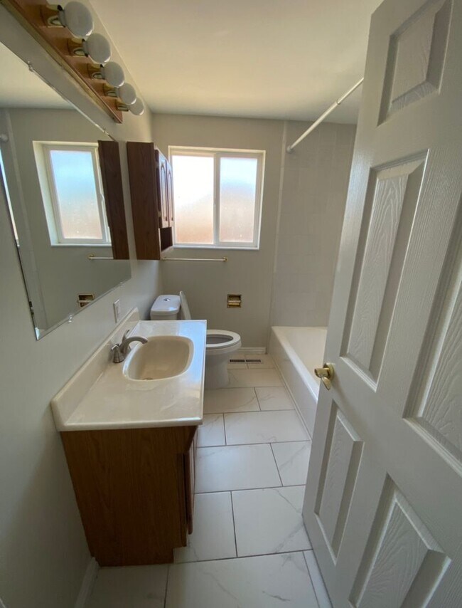Building Photo - Spacious 4 Bed 2 Bath Home in Roy, UT with Fully Fenced Yard