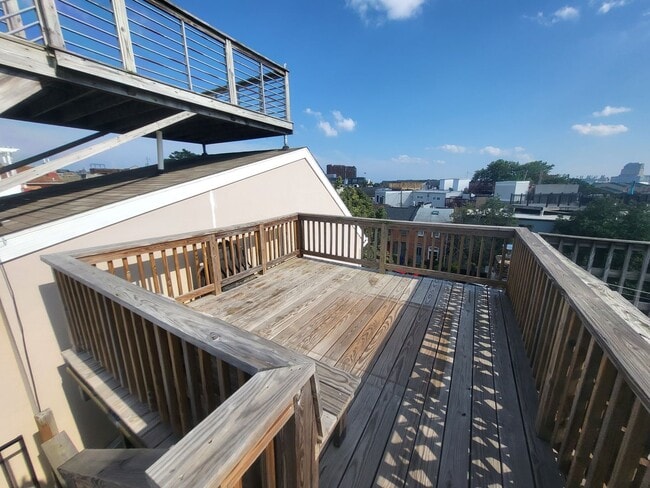 Building Photo - 2 Bedroom 2 Bath with Rooftop Deck!