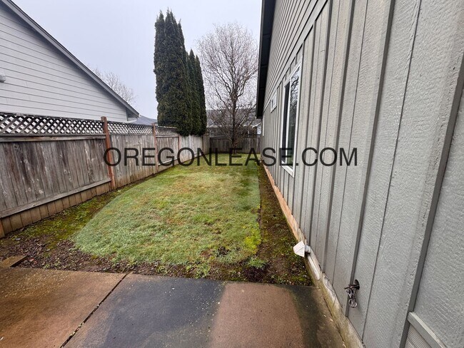 Building Photo - 3 bed 2 bath West Eugene Home