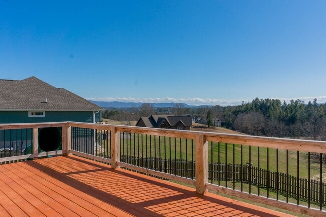 Building Photo - Spacious Home with Stunning Views