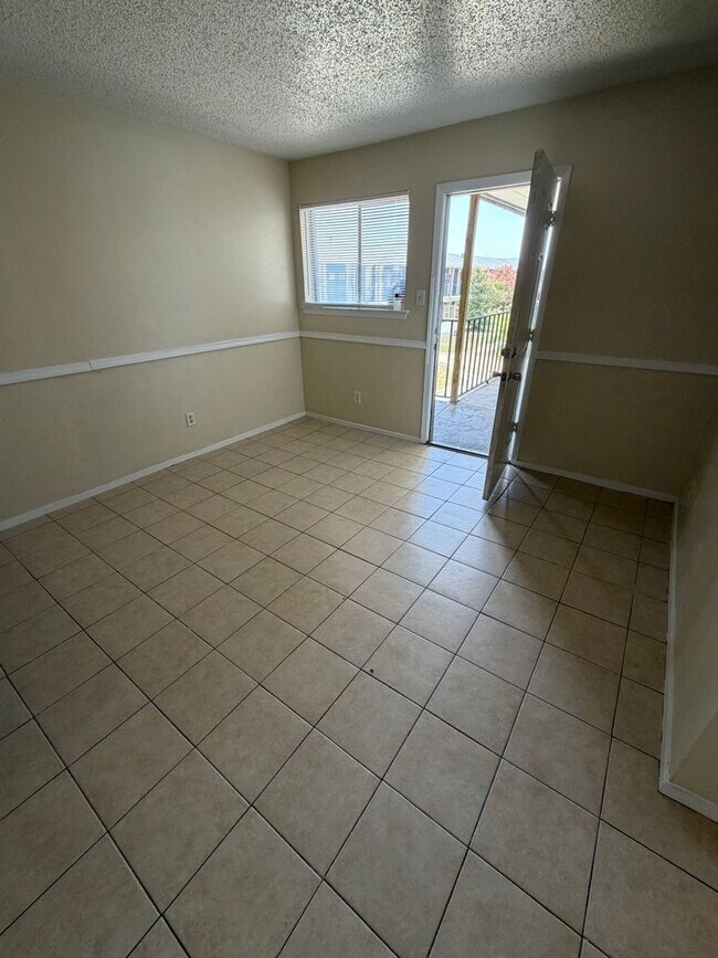 Building Photo - 1601 E Central Texas Expy