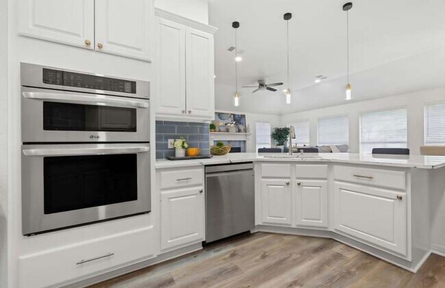 Building Photo - Gorgeous 4/BR 3/BA One-Level Home with Mod...