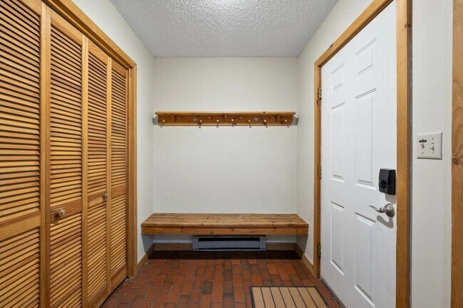 Building Photo - 6 Ridge Rd