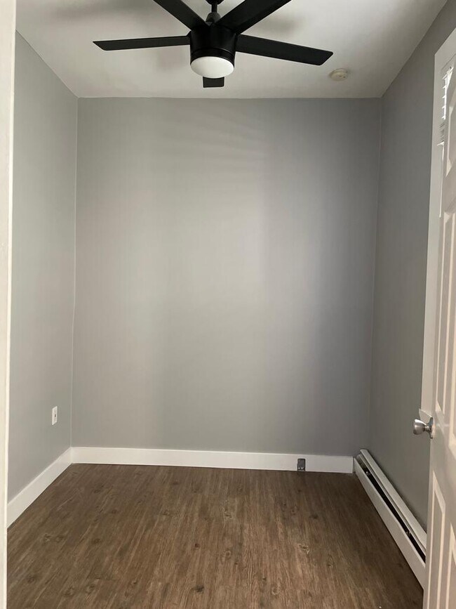 Building Photo - 418 3rd St