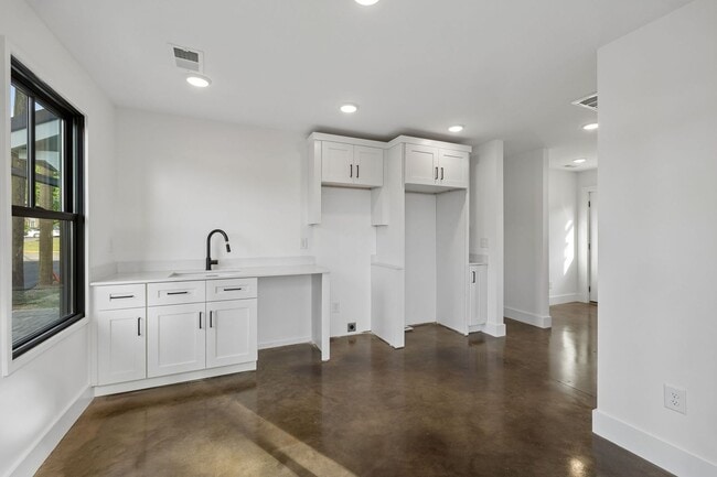 Building Photo - 912 N 12th St