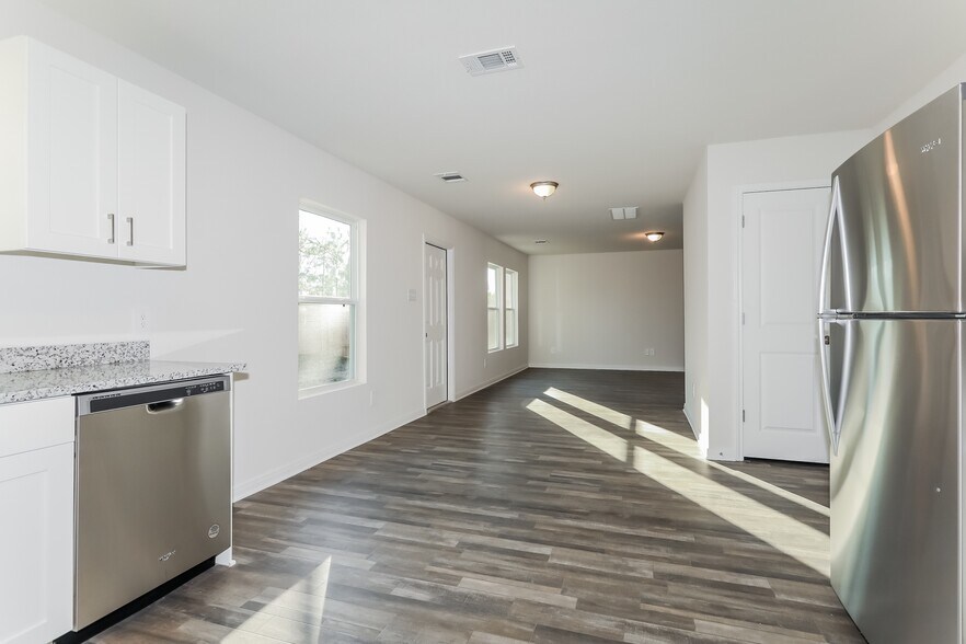 Building Photo - 15763 Del Norte Dr