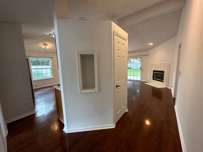 Building Photo - Beautiful 3Bed 2Bath in Hunters Ridge!
