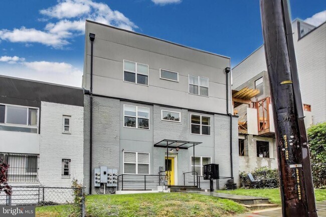 Building Photo - 2221 M St NE
