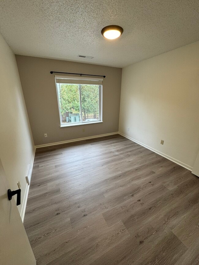 Building Photo - 395