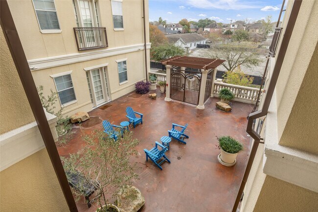 Building Photo - 7134 Mapleridge St