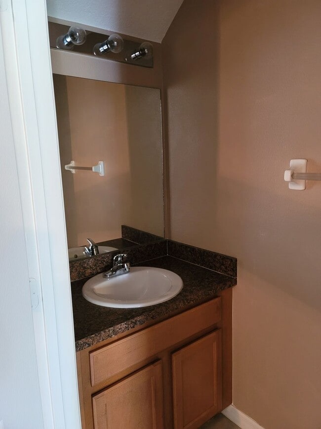 Building Photo - Home is in the Heart of New Tampa