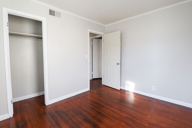 Building Photo - Beautifully Redone 3 Bedroom House! Available for Immediate Move in!