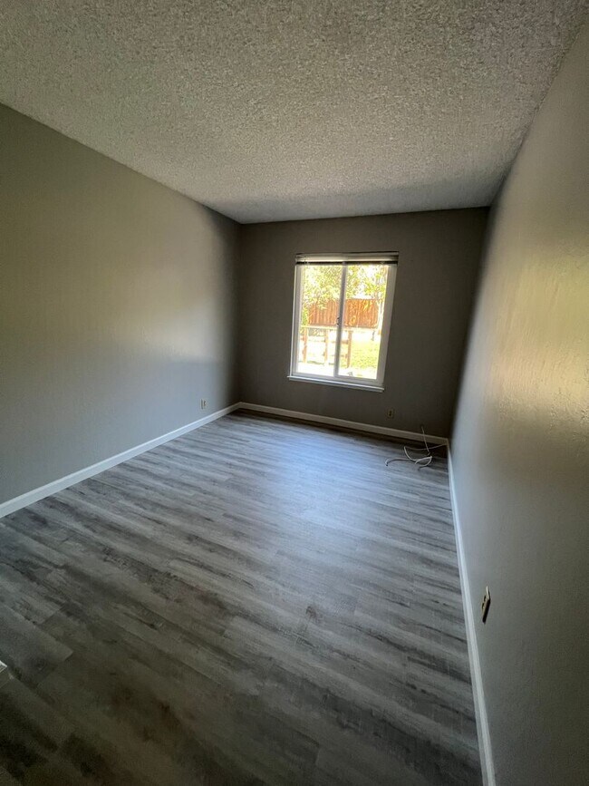 Building Photo - Newly Updated 4/2 Home! Remodeled Bathroom...