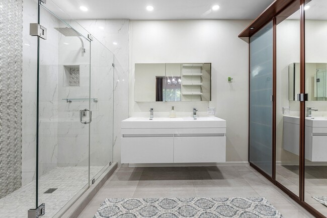 Building Photo - 20 S Lakeshore Dr