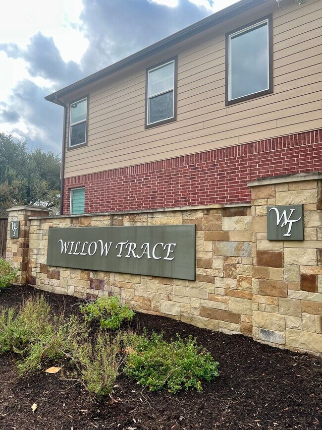 Building Photo - Large 5 Bedroom Home on Corner Lot