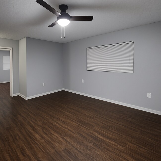 Building Photo - Renovated 2/1 in the Heart of Tampa on a DOUBLE lot!