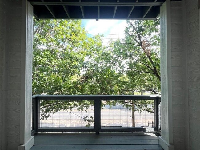 Building Photo - **DEAL!! Get $500 off your move-in costs! Valid for new leases with a start date on or before Dec...