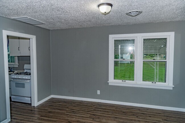 Building Photo - Updated 3 bed/1.5 bath home!