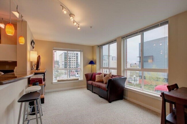 Building Photo - Spacious 2 Bedroom Condo at the Tobira!