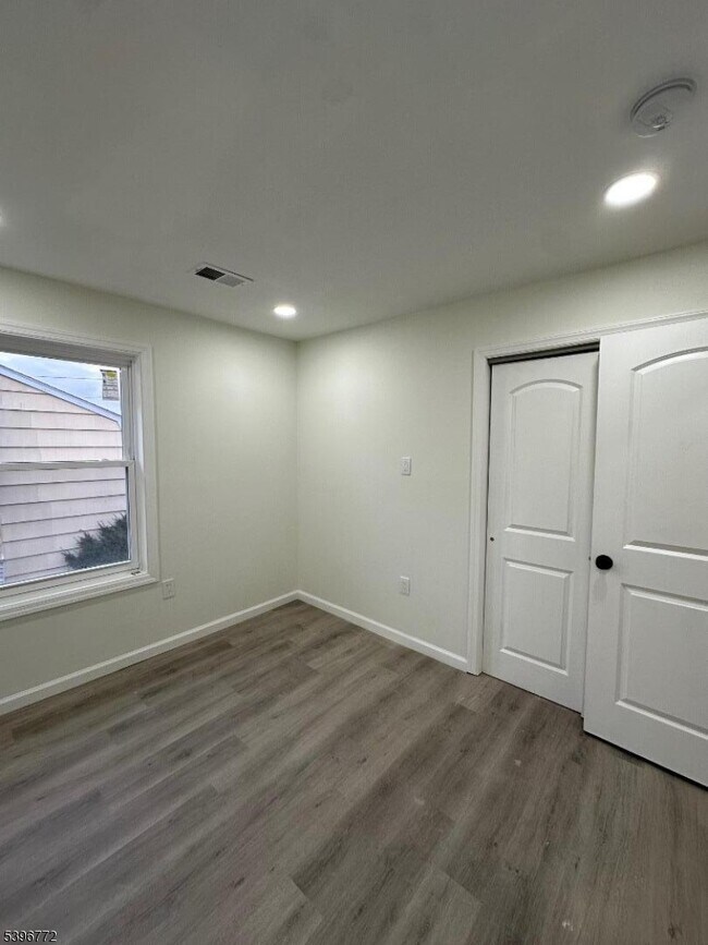 Building Photo - 112 Fairview Ave